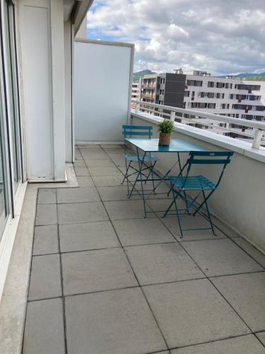 un balcon avec une table et des chaises sur un immeuble dans l'établissement F1 hyper centre avec garage, terrasse 8 m2, lumineux, WIFI, à Clermont-Ferrand