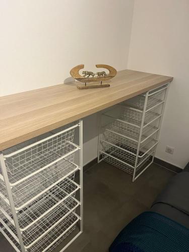 Elle comprend un bureau avec des tiroirs blancs et un plateau en bois. dans l'établissement New F2 Le Chouch'heim 2 superficie 50 m2 cosy et renové 2025, à Hoenheim