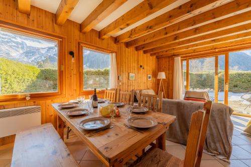 une salle à manger avec une table et des chaises en bois dans l'établissement Chalet Grands Montets -Garden -Ski in out - Happy Rentals, à Chamonix-Mont-Blanc
