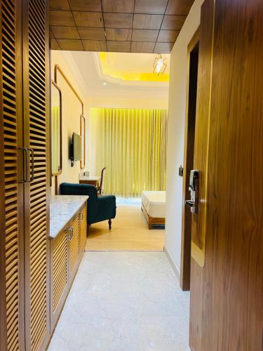 a room with a bathroom with a bed and a door at Hotel Virasat-E-Bushahr in Rāmpur