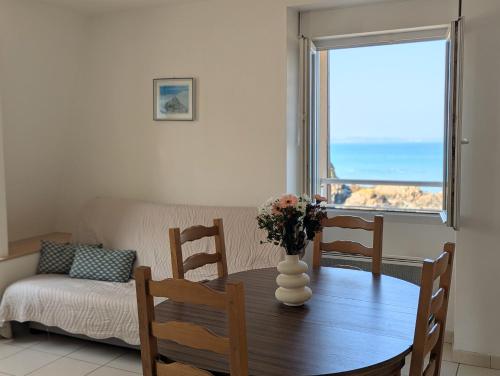 T3 vue mer - face à la plage et au sentier des douaniers