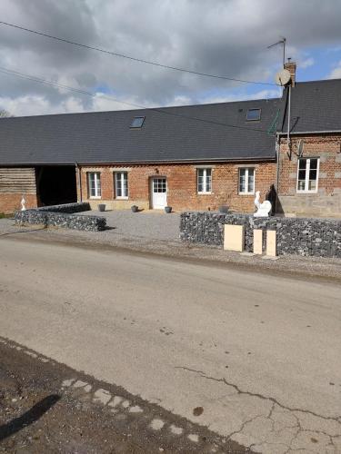 a building on the side of a street at les pti'colos in La Neuville-lès-Dorengt