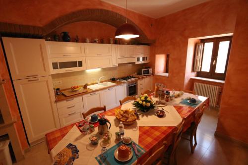 A kitchen or kitchenette at B&B La Casa Di Tocco