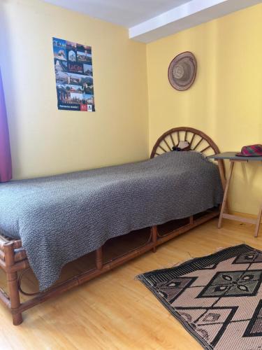 - un lit dans une pièce avec une table dans l'établissement La petite Garenne - T2 Climatisé et jardin privé, à Albi