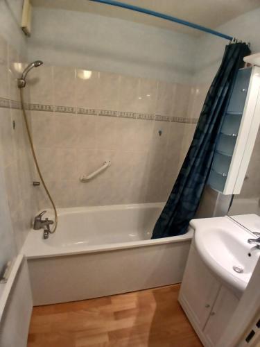 ein Badezimmer mit Badewanne und Waschbecken in der Unterkunft Appar bray-dunes in Bray-Dunes