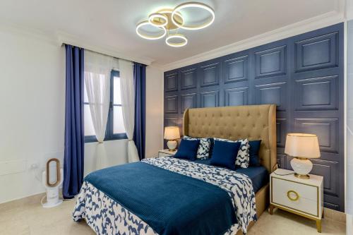 Elegant semi-detached villa with sea views in Costa Adeje