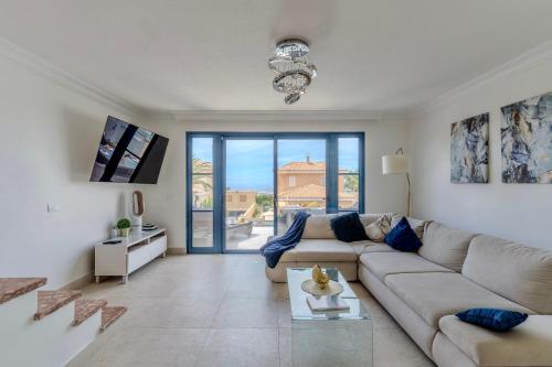 Elegant semi-detached villa with sea views in Costa Adeje