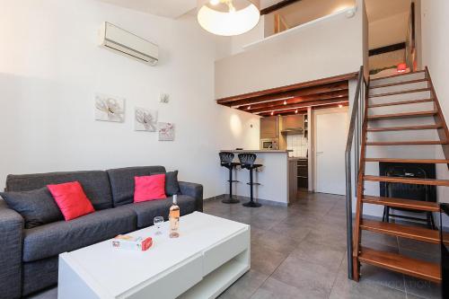 un salon avec un canapé et une table dans l'établissement Residence Aout 42, à Cannes