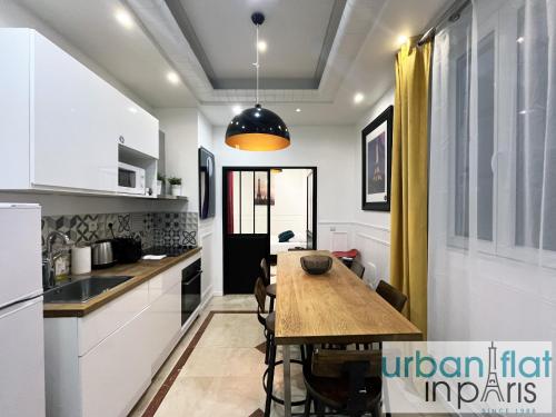 - une cuisine avec une table en bois dans une chambre dans l'établissement 80 B - Paris Sebastopol Cinema, à Paris