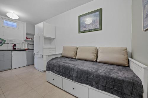 Il comprend une chambre avec un lit et une cuisine équipée d'un réfrigérateur. dans l'établissement Welcome to Village Parisien 1, à Saint-Maur-des-Fossés