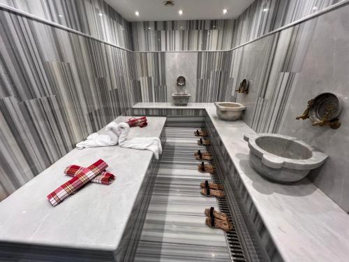 a large bathroom with a tub and a sink at İnebolu Eskonak Otel in Inebolu
