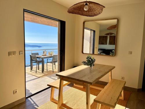 une salle à manger avec une table et un miroir dans l'établissement Maison avec vue imprenable, à Olmeto
