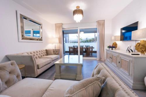 salon z kanapą i stołem w obiekcie Cala Serena - Beautiful 2-bedroom apartment 850 meters from the beach w mieście La Cala de Mijas