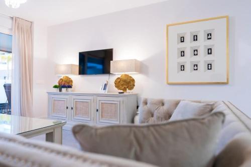 salon z kanapą i stołem w obiekcie Cala Serena - Beautiful 2-bedroom apartment 850 meters from the beach w mieście La Cala de Mijas