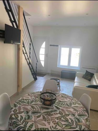 un salon avec une table et un canapé dans l'établissement Quiet house near Disneyland, à Quincy-Voisins