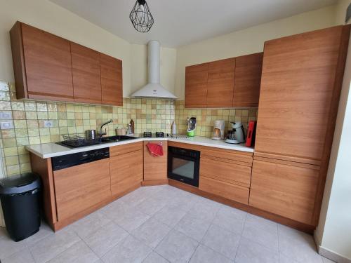 Kuchyň nebo kuchyňský kout v ubytování Ces jours en Corrèze - Cosnac