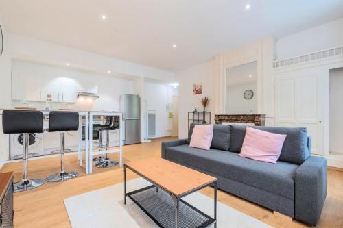 un salon avec un canapé et une table dans l'établissement Lille Centre - Appartement Lumineux !, à Lille