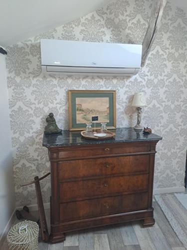 a room with a dresser with a light on it at Lecarréblanc in Izaut-de-lʼHôtel
