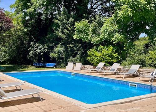 - une piscine entourée de chaises longues et de chaises longues dans l'établissement Greengates Rose Cottage Beautiful rural French home Hot tub Heated pool, à Chives