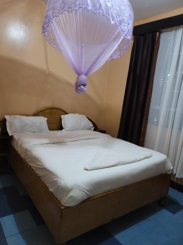Ένα ή περισσότερα κρεβάτια σε δωμάτιο στο Nairobi City Breeze Suites