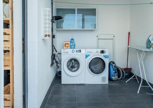 a washer and dryer in a laundry room at Villa Turquesa Estoril in Alcabideche