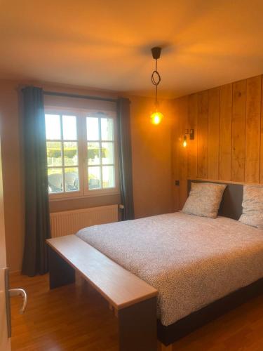 une chambre avec un grand lit et une fenêtre dans l'établissement Le Repos de Sainte Mère Église, à Sainte-Mère-Église