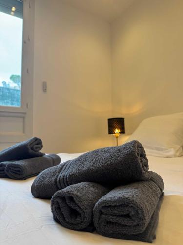 - une chambre avec 2 lits et des serviettes sur le lit dans l'établissement RARE - New apartment in the heart of Cannes, à Cannes