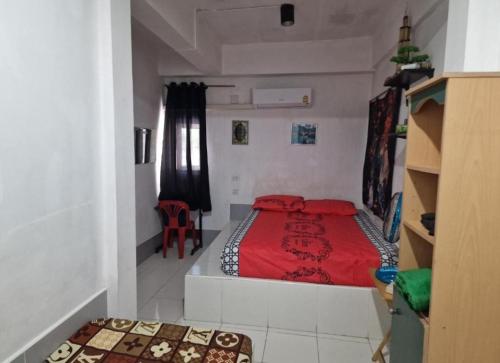 En eller flere senge i et værelse på Jatujak Bangkok guesthouse R8