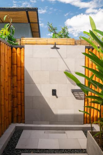 a bathroom in a house with a wall at Tierra Mistú in Ginebra