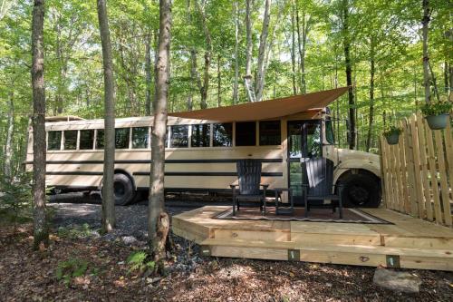 Gambar di galeri bagi Skoolie Season - A Romantic Bus Escape on a Farm di Oakland