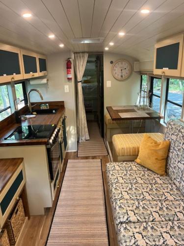 Dapur atau dapur kecil di Skoolie Season - A Romantic Bus Escape on a Farm