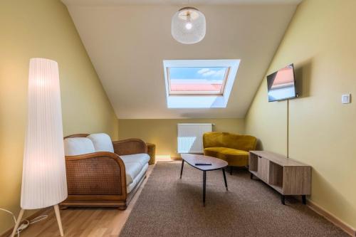 un salon avec un canapé et une chaise dans l'établissement Appartement 2 chambres proche métro & tram, à Roubaix