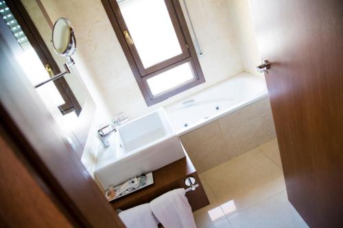 Bilik mandi di Hotel Confort BRASEROS