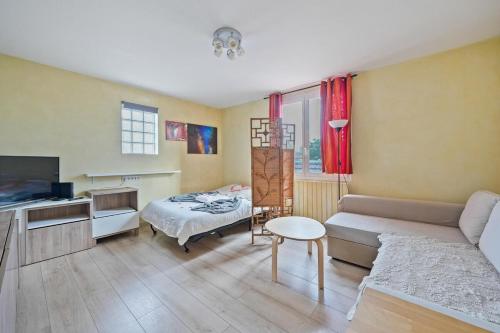 un salon avec un canapé et une table dans l'établissement Welcome to Village Parisien 3, à Saint-Maur-des-Fossés