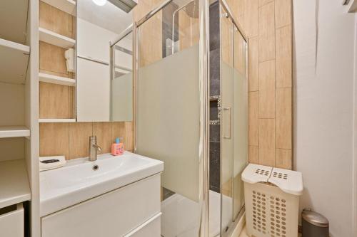 une petite salle de bain avec un lavabo et une douche dans l'établissement Welcome to Village Parisien 3, à Saint-Maur-des-Fossés