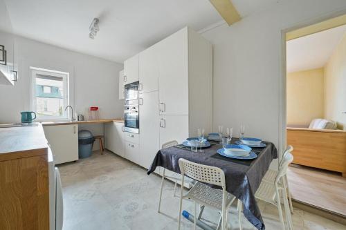 une cuisine et une salle à manger avec une table et des chaises dans l'établissement Welcome to Village Parisien 3, à Saint-Maur-des-Fossés