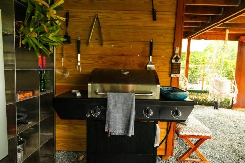 una cocina con fregadero y estufa en Green Cottage #1 Pitahaya, en Cabo Rojo