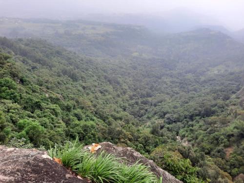 a view of a valley from the top of a mountain at Nomadcasa Rooms in Kanthalloor