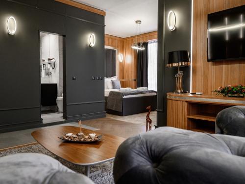 een woonkamer met een bank en een tafel bij Park Hotel Plovdiv in Plovdiv