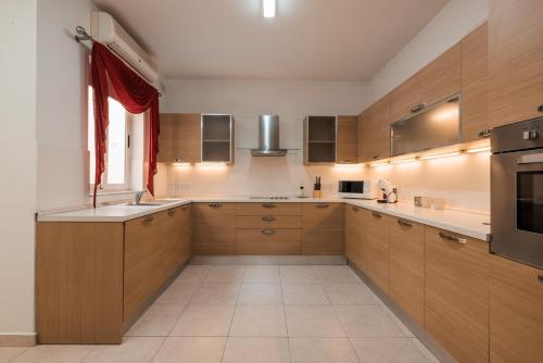 Kuchyň nebo kuchyňský kout v ubytování Larger than usual 3BD Apartment