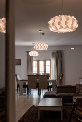 Posezení v ubytování Larger than usual 3BD Apartment