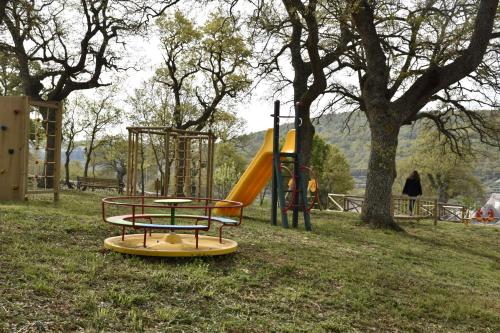 un parco con parco giochi con tavolo e scivolo di Masseria Mazzalorsa ad Alberobello