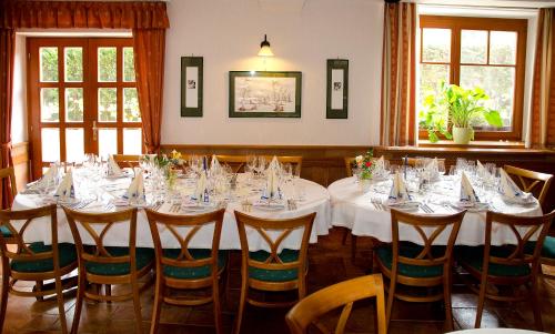 A restaurant or other place to eat at Vadászkürt Panzió