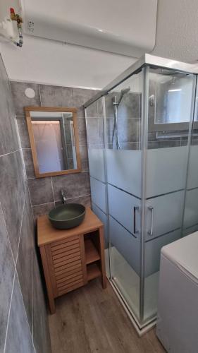 une salle de bain avec un lavabo et une douche dans l'établissement Azura Prugna - Maison avec piscine partagée, à Grosseto-Prugna