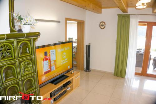 Una televisión o centro de entretenimiento en Chata Olešná