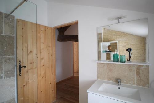 une salle de bain avec un lavabo et un miroir dans l'établissement Greengates Rose Cottage Beautiful rural French home Hot tub Heated pool, à Chives