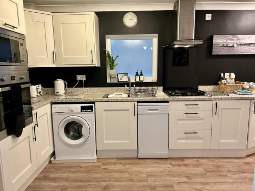 Dapur atau dapur kecil di Garden Apartment by the Pier