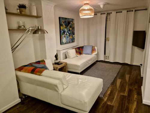 Ένα ή περισσότερα κρεβάτια σε δωμάτιο στο Garden Apartment by the Pier
