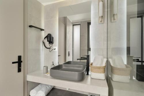 un baño con lavabo e inodoro en Mella Roa - Ivory, en Nydri