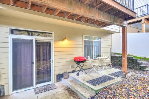Balkón nebo terasa v ubytování Inviting Studio with Patio, 15 Mi to Portland!